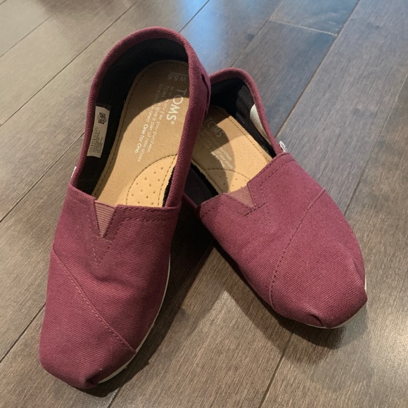 BURGUNDY TOMS 5.5 (EUC)